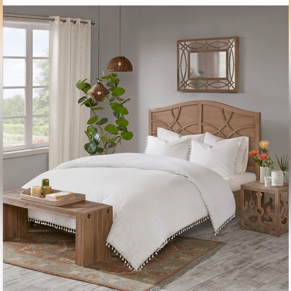 NWT Madison Park Queen tasseled duvet & shams set